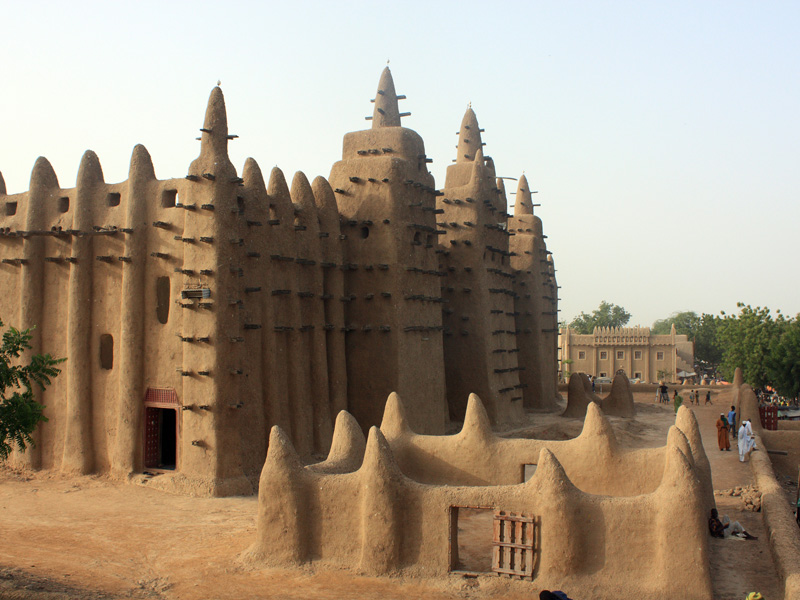 algoritmunte's tweet image. Reminds me of the mosque of Timbuktu, which is in the Sahel region.

The mosque was built under Mansa Musa in the 1320s, with mud-brick walls and timber beams.

It requires constant care and maintenance. Each year, before the rains, masons and residents re‑plaster its mud‑brick…