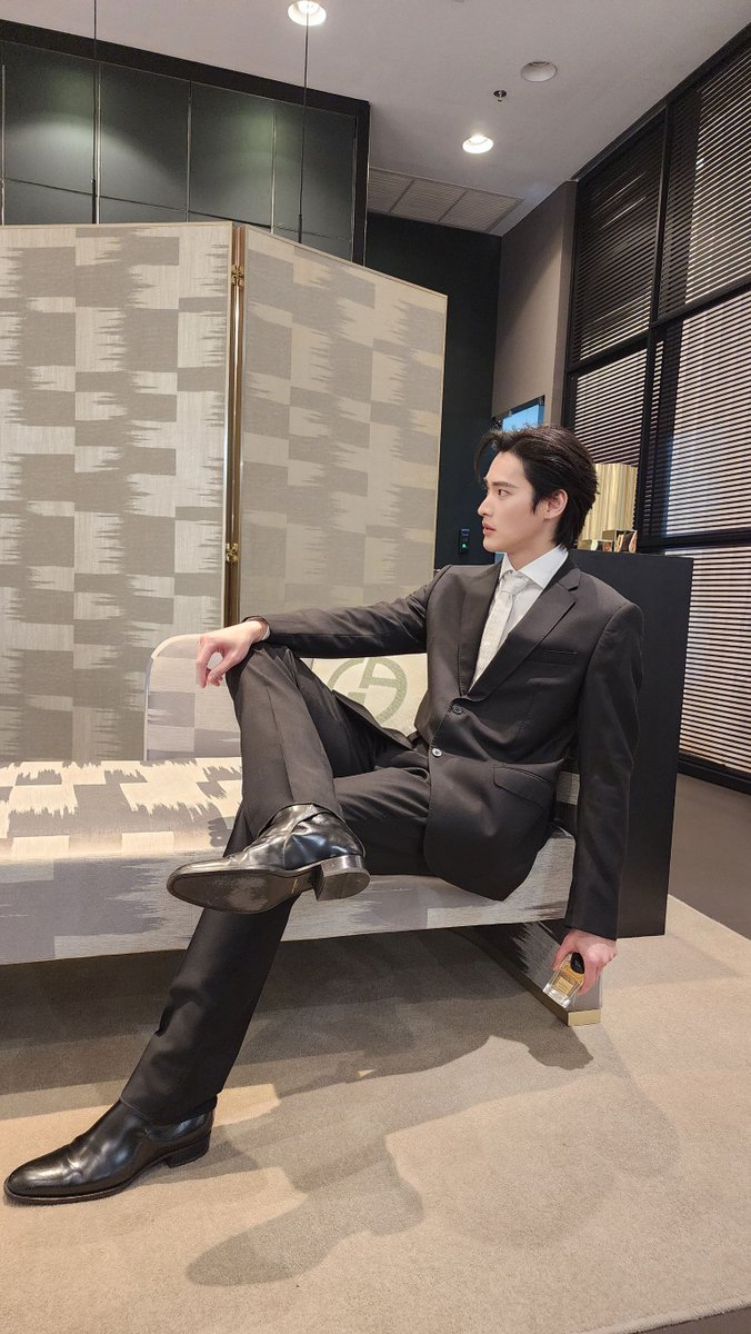 KaoNoppakaoTH's tweet photo. น้องเก้ามาในลุคสูทชุดดำค่ะวันนี้ หล่อมากกก ออร่ามาก🖤✨️

Kao with Armani Prive

#KaoXArmaniPrive https://t.co/BpO3sGKTC5