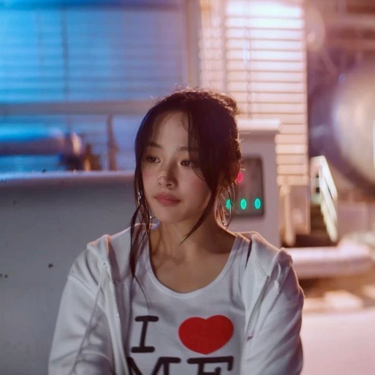 newalllaing's tweet image. 이때 하니랑 장난치다가 코 긁혀서 찐으로 붙힌 반창고였다는 거 ㅈㄴ달란트 미친 거 같고