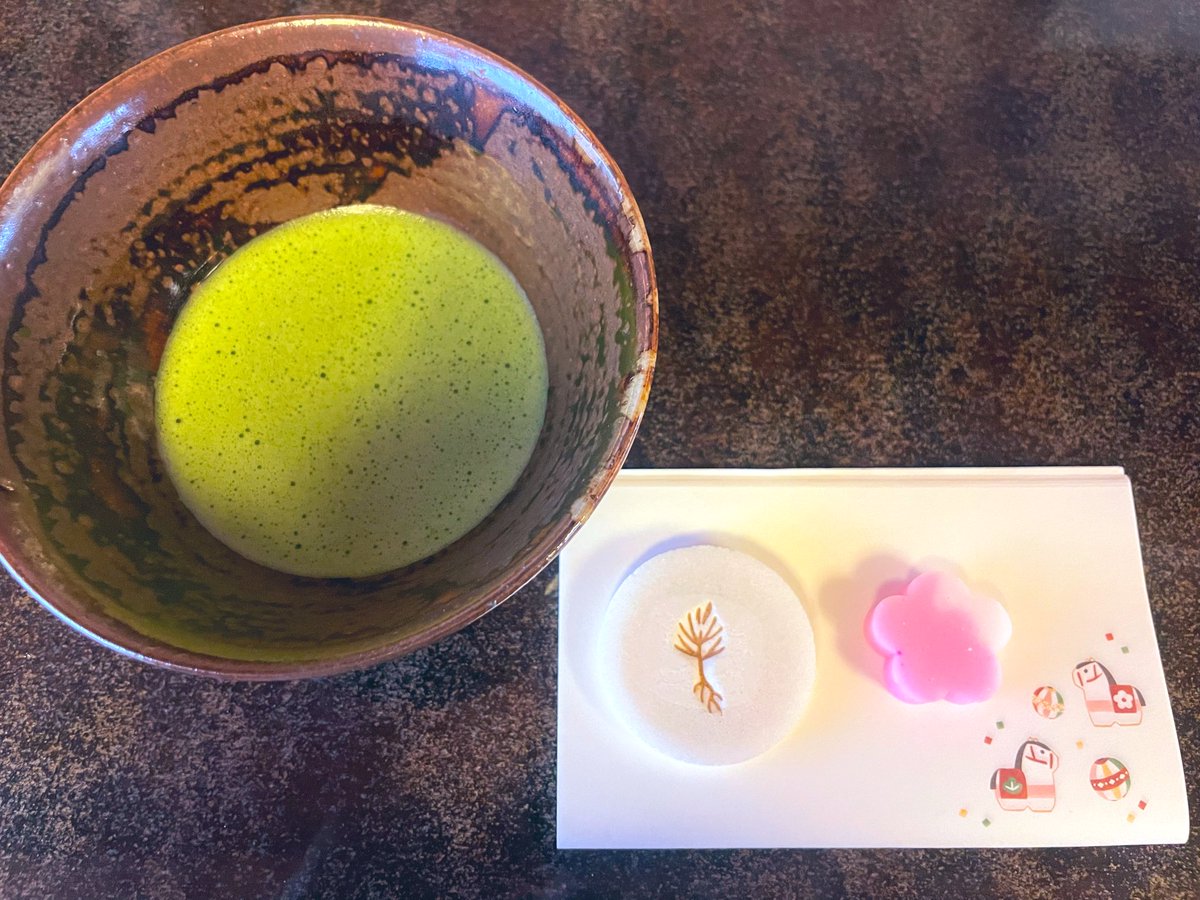 初釜でした🍵
毎回新たな学びを得られ素敵が詰まった時間でした✨

舞妓のうちはほぼ着る機会がないのですが、いつか芸者さんになったらと思い訪問着と帯も新調しました🎵

床の間は撮り忘れてしまいましたが、懐紙もお気に入りを初卸し💓

皆さんとお昼もいただき大変充実しておりました🍱