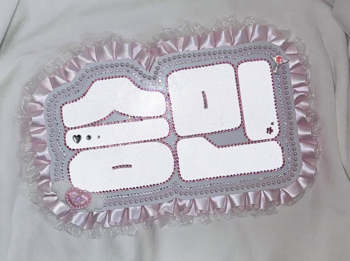 kkuma_eman0's tweet image. ♥ 26년 맞이 늦은 이벤트 진행 ♥

&amp;gt;&amp;gt; 네임보드 커미션 홍보 및 샘플사진 업로드를 위해 진행하는 이벤트입니다 &amp;lt;&amp;lt;

#rt 추첨 n분께 네임보드 만들어드립니다!!

당발 : 2월 예정

* 배송비 부담 &amp;amp; 후기 작성 필수
* 거래계 X 
* 모든 팬덤 및 장르 가능