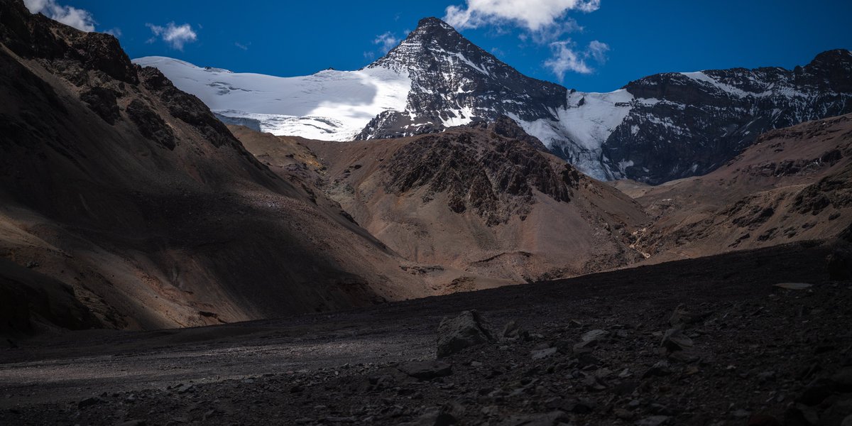 2025/12/29
目の前に現れたCerro Cuerno

前泊地のConfluencia (3400m)からベースキャンプ(4300m)まで20km以上の行程を進む中で見えてきたCerro Cuerno (5462m) はその名前の通り角のように尖っていました。

#アコンカグア