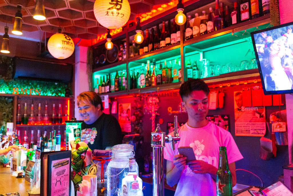 Champlu_okinawa's tweet photo. 「8men Okinawa」
沖映通りで出会う、フレンドリーなShot Bar (那覇市)
https://t.co/wgoSBojBHJ
沖映通りの誰もが主役になれる夜の居場所。国籍や性別を越えて、笑顔と個性が自然に交わる空間。
#沖縄 #champlu #沖縄bar #8menokinawa https://t.co/p3VGyQxWcF