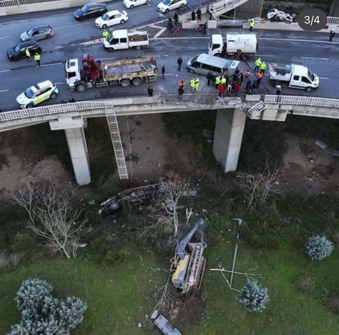 XilourisEfe's tweet photo. Burası 25 senelik Ak Partisi iktidarının lütfedip İzmir’e yaptığı üç beş yatırımdan biri. Yolun yapım hatası dün üç kişinin ölmesine neden oldu. İzmir’in en ölümcül yerlerinden biri şu anda. İzmir’in vergisini sömürüp ancak bunu yaptılar, onda da ölüm verdiler İzmir’e https://t.co/cKNfPUB0Yt