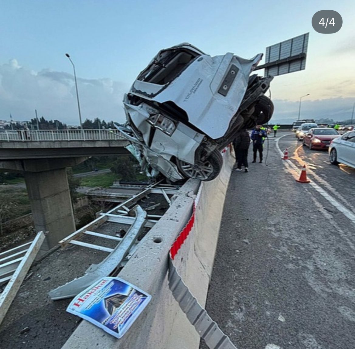 Burası 25 senelik Ak Partisi iktidarının lütfedip İzmir’e yaptığı üç beş yatırımdan biri. Yolun yapım hatası dün üç kişinin ölmesine neden oldu. İzmir’in en ölümcül yerlerinden biri şu anda. İzmir’in vergisini sömürüp ancak bunu yaptılar, onda da ölüm verdiler İzmir’e