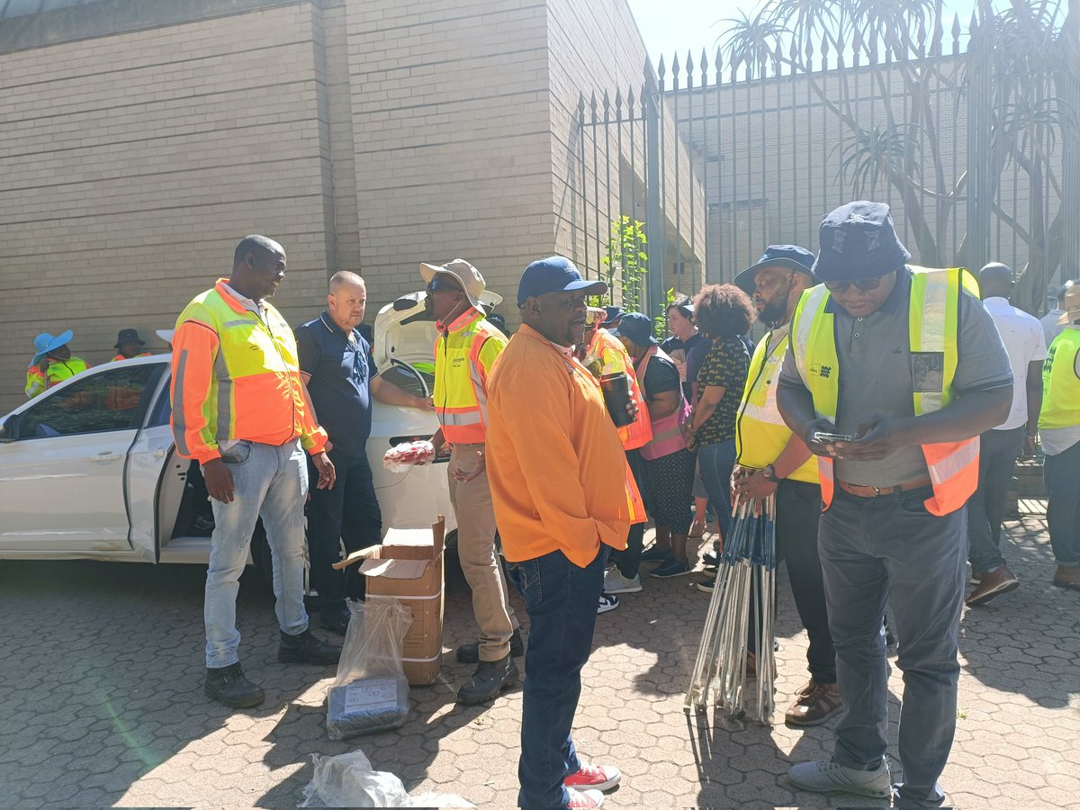 CleanerJoburg's tweet photo. TGIF Jozi! Out and About today with the #CBDFriday G13 clean-up campaign under @GDCoGTA w/ @RegionF_Joburg and a lot of support ... Let's keep the Inner City Beautiful πππβ»οΈ @CityofJoburgZA https://t.co/rQommw6I7K