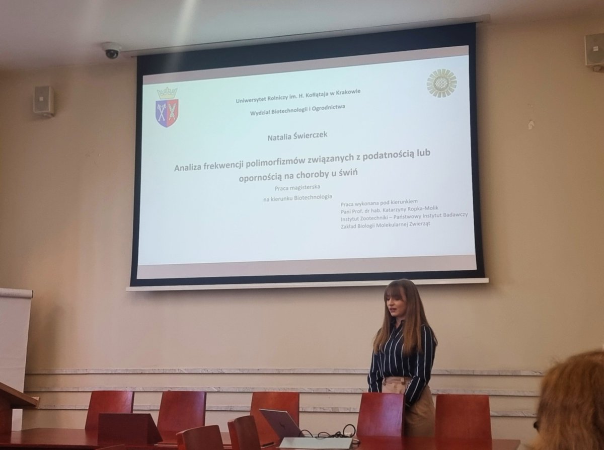 LabOfMolGen's tweet photo. Nasza doktorantka, Natalia Świerczek, zdobyła wyróżnienie w III Konkursie Oddziału Krakowskiego Polskiego Towarzystwa Genetycznego na najlepszą pracę dyplomową z genetyki.
Praca wykonana w naszym zakładzie pod opieką prof Katarzyny Ropki-Molik @KatarzynaRopka
Gratulacje!!! 🐷🧬🏅 https://t.co/91rI7itLTh