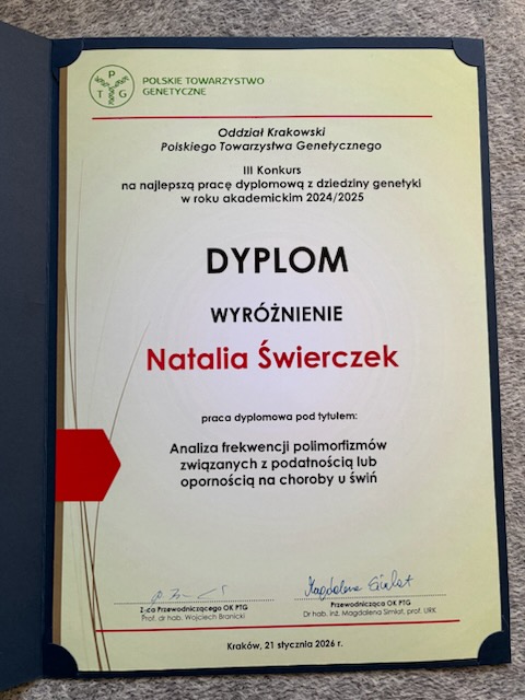 LabOfMolGen's tweet photo. Nasza doktorantka, Natalia Świerczek, zdobyła wyróżnienie w III Konkursie Oddziału Krakowskiego Polskiego Towarzystwa Genetycznego na najlepszą pracę dyplomową z genetyki.
Praca wykonana w naszym zakładzie pod opieką prof Katarzyny Ropki-Molik @KatarzynaRopka
Gratulacje!!! 🐷🧬🏅 https://t.co/91rI7itLTh