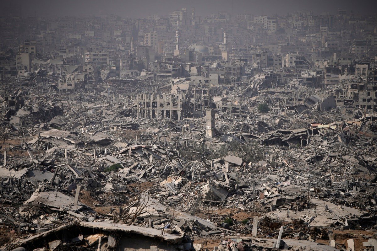 mhdksafa's tweet image. Gaza is the testing ground for a lawless new world order.

They’re removing rubble to start construction their New Gaza MasterPlan! They're removing bodies and evidence of war crimes before UN and ICC inspections.

If we allow this to happen, international law is dead.