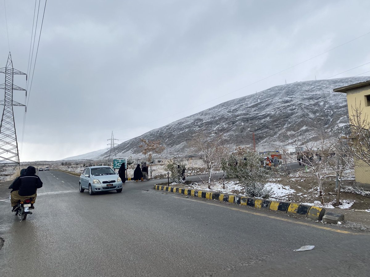 SamHzra's tweet photo. کوئٹہ میں سالوں بعد برفباری۔
برفباری سے موسم خوشگوار ، لوگ خوش نظر آۓ۔
زمین پر برف پڑھنے کے بعد لوگوں کی بڑی تعداد تفریحی مقامات کا رُخ کیا۔
مگر ہمیشہ کی طرح بجلی کی آنکھ مچولی پورے دن چلتی رہی۔  #Quetta #snow https://t.co/nBXQ3huBEx