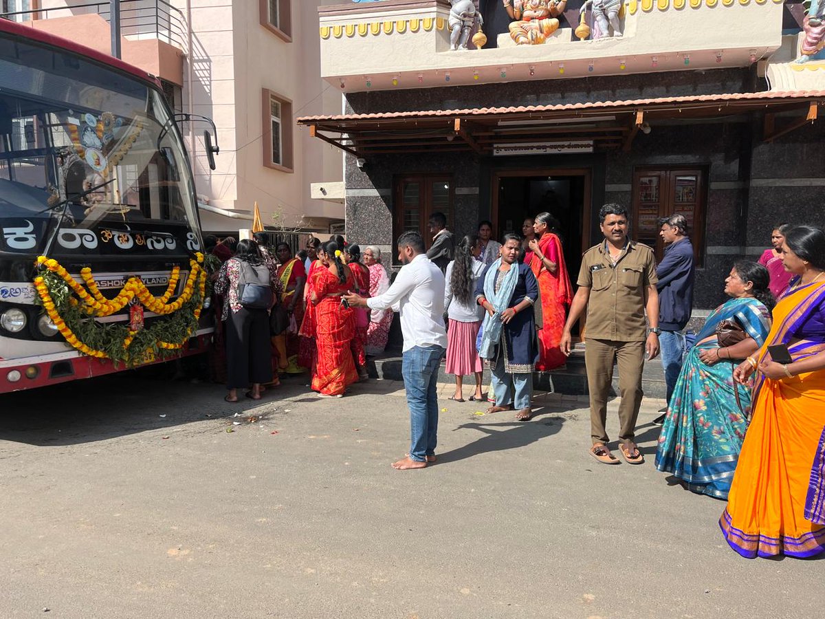 RahulgowdaNA's tweet photo. ಇಂದು ಕೆಂಪಾಪುರ ವಾರ್ಡಿನಿಂದ ಓಂ ಶಕ್ತಿ ಭಕ್ತಾದಿಗಳ ಯಾತ್ರೆಗೆ ಸೂಕ್ತ ಪ್ರಯಾಣದ ವ್ಯವಸ್ಥೆಯನ್ನು ಮಾಡಿ ಶುಭ ಕೋರಲಾಯಿತು..
.
.
@IYCKarnataka
.
.
#iycbangalorenorth #iyckarnataka #karnatakayouthcongress #RahulGowdaNA https://t.co/2IGBE8Wmec