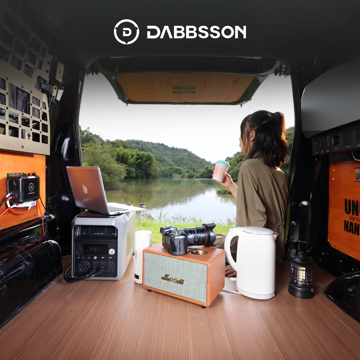 DabbssonJapan's tweet photo. 電源があれば、車の中でも快適な時間がつくれる。
音楽を流して、コーヒーを淹れて、ただ景色を楽しむだけの贅沢。
忙しい毎日から少し離れて、
自然の中で深呼吸する時間を。

#車中泊
#バンライフ
#キャンプライフ
#アウトドア時間
#週末トリップ
#ポータブル電源
#電源のある暮らし
#Dabbsson https://t.co/4rG1YhGdCA