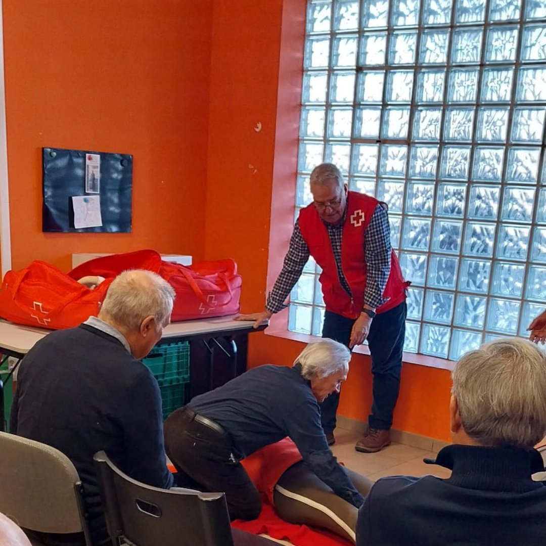 Ayer vivimos una jornada intensa y necesaria en la Fundación. Nuestros voluntarios recibieron una formación especializada en Reanimación Cardiopulmonar (RCP) y maniobras de desatragantamiento, de la mano de un experto médico de Cruz Roja.