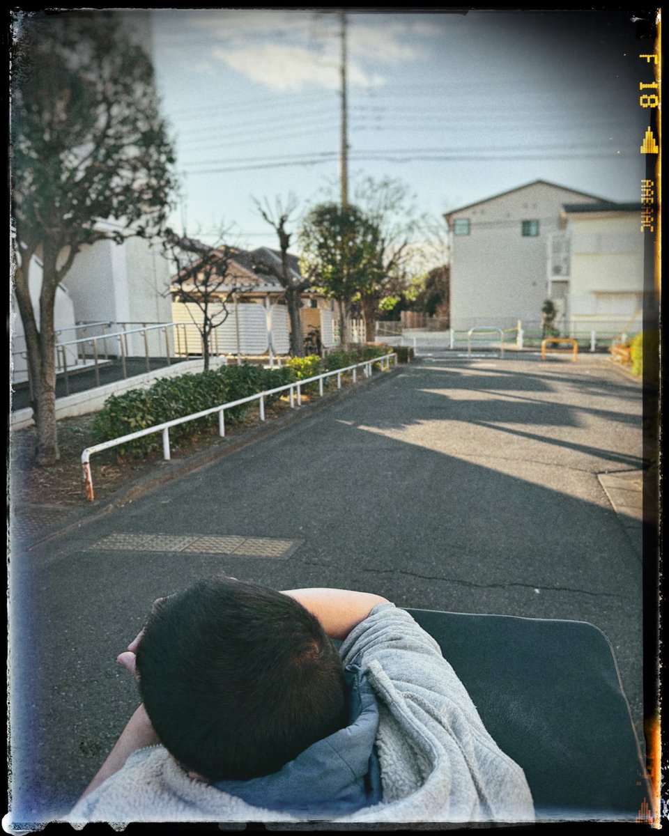 junbronson's tweet photo. 本日は自宅待機班。昭和フィルムカメラ的にお子のお迎えしました。23,Jan,2026 #photography #daylife #kodaira https://t.co/rM3A5Q83mN
