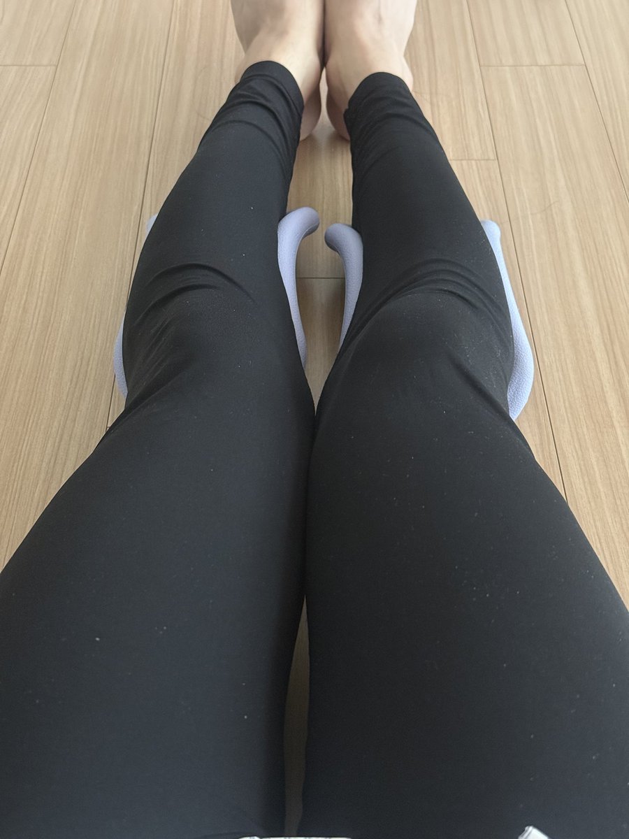 sh17_lua's tweet image. 집에서 요로고 쉬고 있었네요.
제 다리가 원래 0자 다리라 이런 모양이예요.
안짱다리 아니예요. (...)
글구 제꺼 요가링이 더 부드러운 타입이라,
와이프에게 강탈 당했어요.
저는 더 하드타입을 써야하네요..