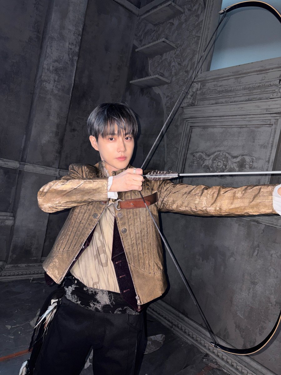 weareoneEXO's tweet image. 🏹 틈을 노려

#EXO #엑소 #weareoneEXO
#Crown #REVERXE