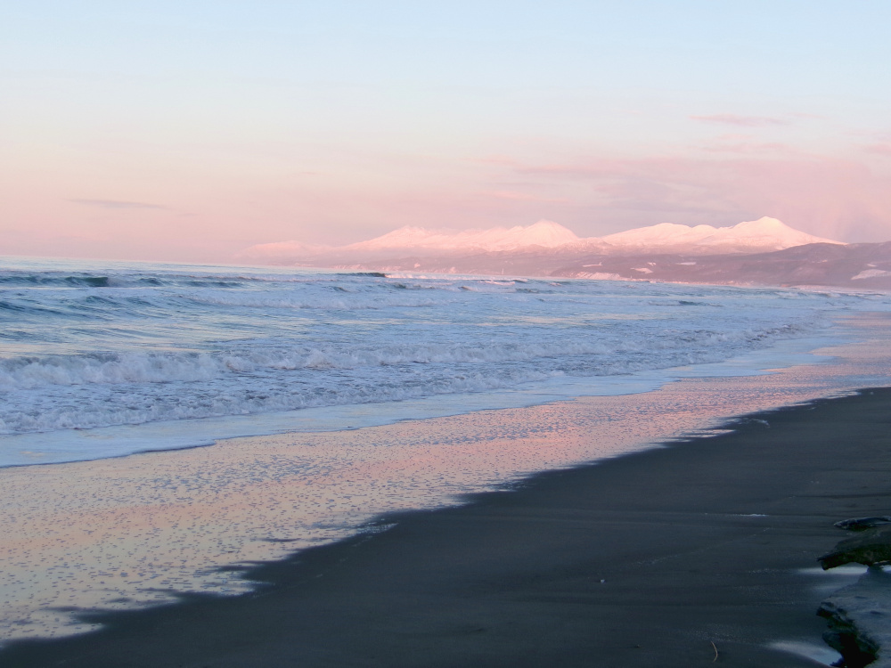夕陽と雪原と海。陰影の強い色、ふわっと優しい色。