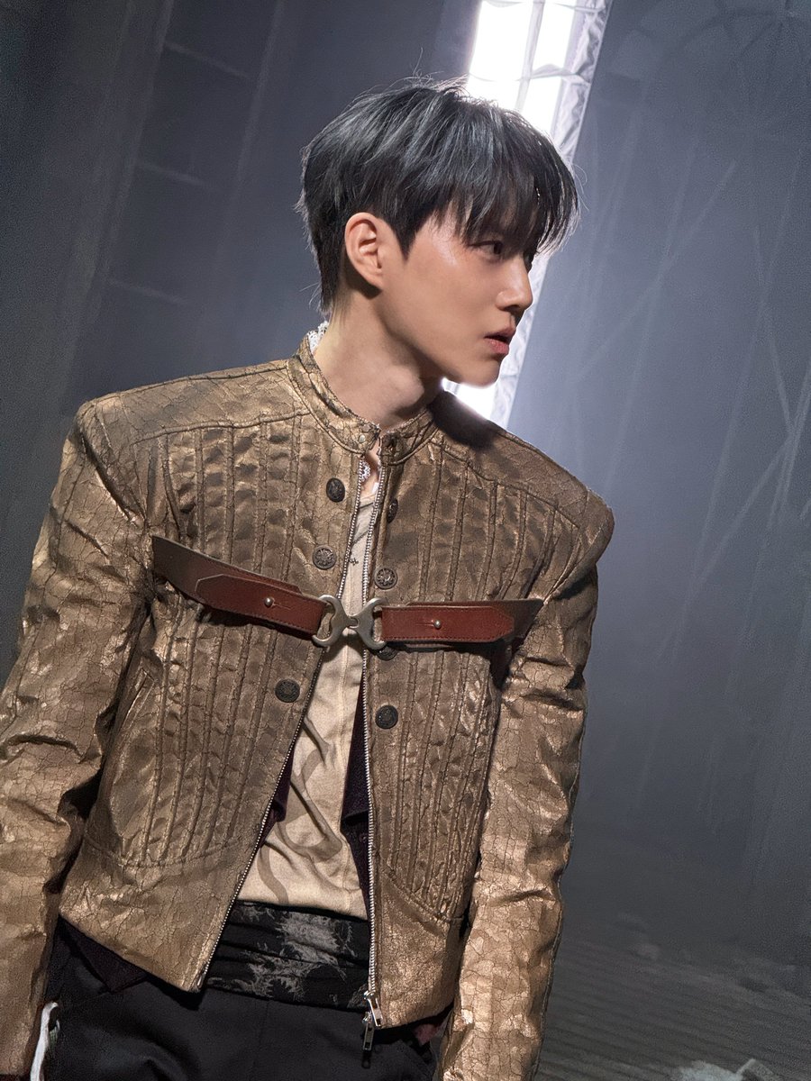 weareoneEXO's tweet image. 🏹 틈을 노려

#EXO #엑소 #weareoneEXO
#Crown #REVERXE