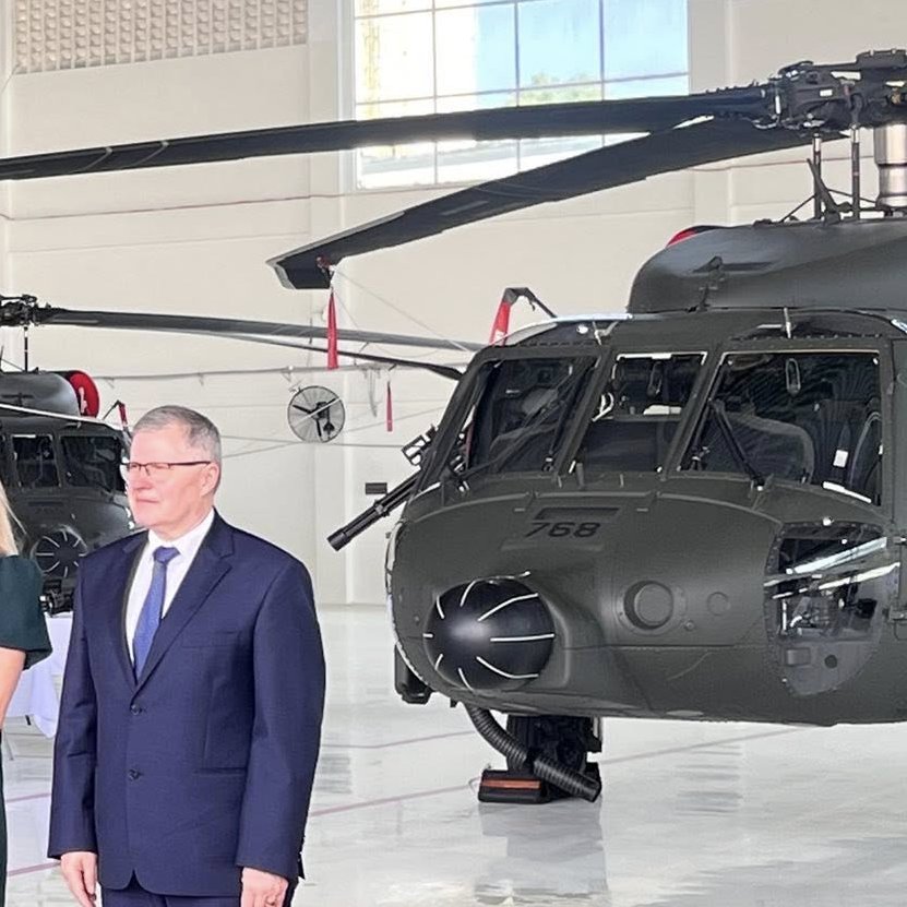 jurgen142785553's tweet image. 23.01.2026 Przekazanie 5 nowych śmigłowców S-70i #BlackHawk z🇵🇱PZL Mielec do🇵🇭@PhilAirForce z udziałem p Ambasador🇵🇱 @PLinManila, która ochrzciła je butelką szampana😆w bazie lotniczej Villamor
Niektóre z nowych🇵🇭#S70i BH są uzbrojone w napędowe karabiny maszynowe M134D minigun