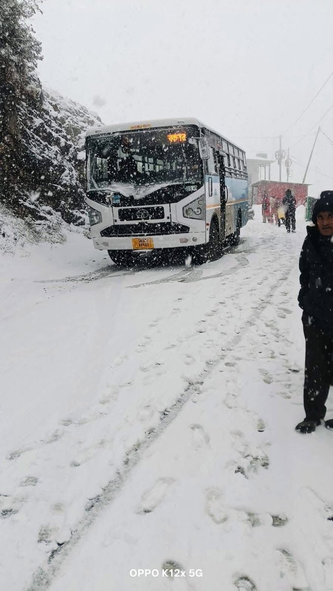 P22371663Panwar's tweet photo. 23rd January Update from #Uttarakhand
#mussoorie #dehradun
#uttarakhandheaven #snowfall #snow #firstsnowfall https://t.co/D4hLzuh2wX