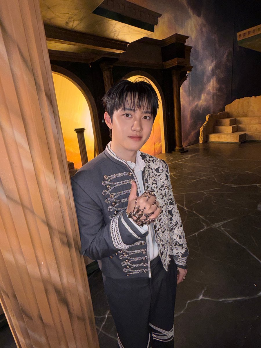 weareoneEXO's tweet image. 🐧👍

#EXO #엑소 #weareoneEXO
#Crown #REVERXE