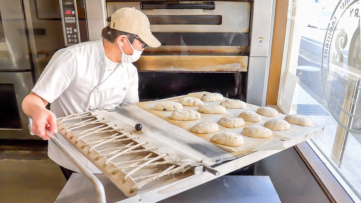 monogatari_pan's tweet photo. 81歳のお母さんと店主様の二人三脚で営む、あたたかなパン屋さん『BAKERY 802』
中でも一番の人気商品は、お母さんが心を込めて作る"自家製カレーパン"✨
親子で紡いできたその日常に密着しました🎥✨

👉 本編はこちら
https://t.co/lPL5BXIdVU https://t.co/njK59FvVDS