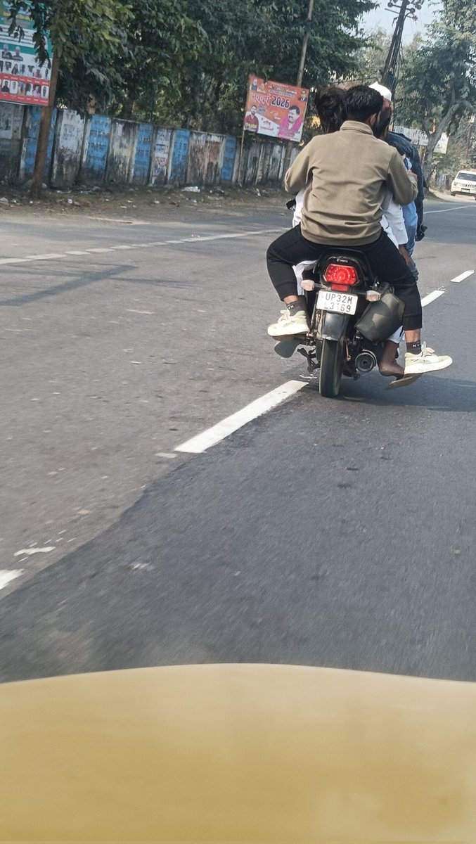 lav797's tweet photo. @Uppolice @dgpup 

पीजीआई रोड पर एक बाइक पर चार लोग एक साथ ट्रैवल कर रहे है इनको अपने जान की कोई परवाह नहीं है, ये लोग यातायात नियमों का उल्लंघन कर रहे।
मान्यवर आपसे अनुरोध है कि संज्ञान में लेने की कृपा करे। 

यूपी पुलिस हमारी जान सुरक्षा के लिए कार्यरत। https://t.co/RcRXyVpf4q