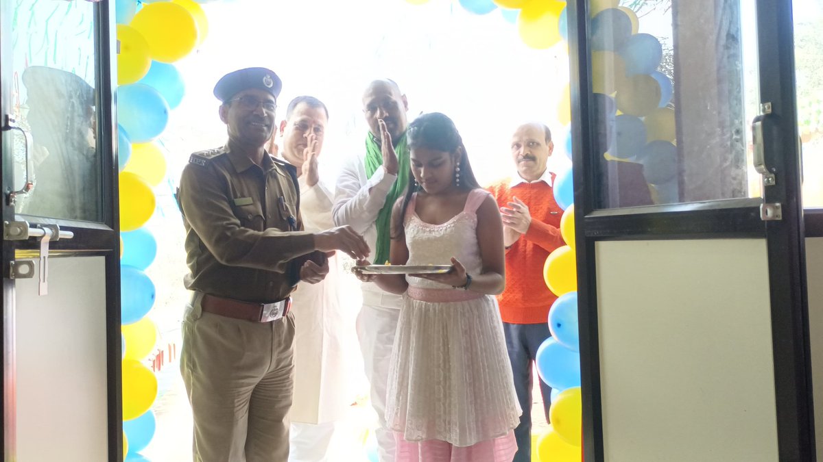 🚦 सड़क सुरक्षा : जागरूकता ही सुरक्षा है 🚦
पुलिस अधीक्षक, यातायात पटना के मार्गदर्शन में कम्युनिटी ट्रैफिक पुलिस (एन०सी०सी उड़ान) द्वारा आज Kidzee, नौबतपुर में विद्यार्थियों के लिए सड़क सुरक्षा जागरूकता कार्यक्रम का आयोजन किया गया।
#RoadSafetyAwareness
#SafeRoadsSafeLives