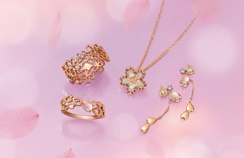 カナル 4℃”春まとった”桜ジュエリー、桜連なる透かし模様のリングや