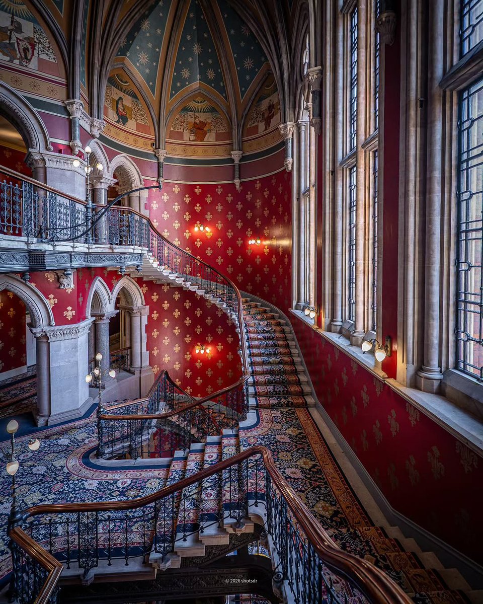 London’s most famous stairs - made for grand entrances ✨
📍 St. Pancras London
 [📸 @shotsdr] ow.ly/wFhG50Y0J8r  
#LondonMakesItPossible #VisitLondon