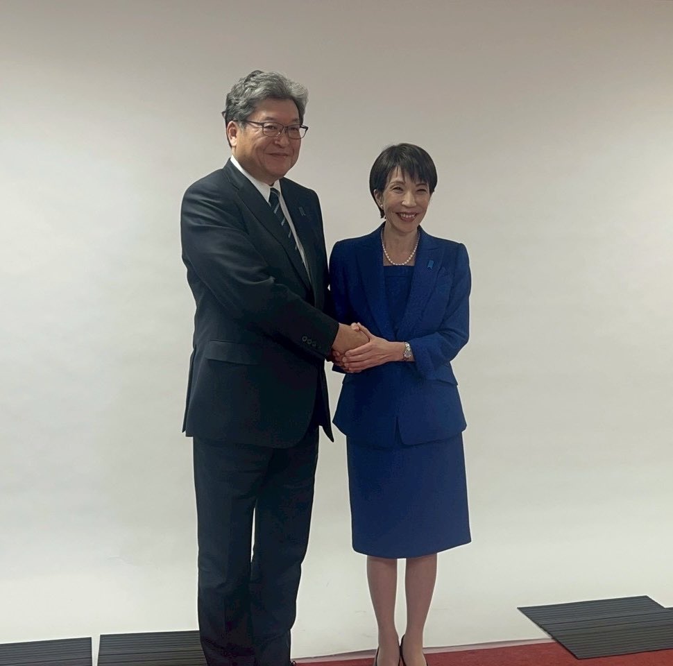 officeofhagiuda's tweet image. 先ほど高市総裁から公認証を頂きました！

「必ず戻ってきて！」と声を掛けてくれました

4年3ヶ月ぶりの公認証　気持ちも新たに頑張ります💪