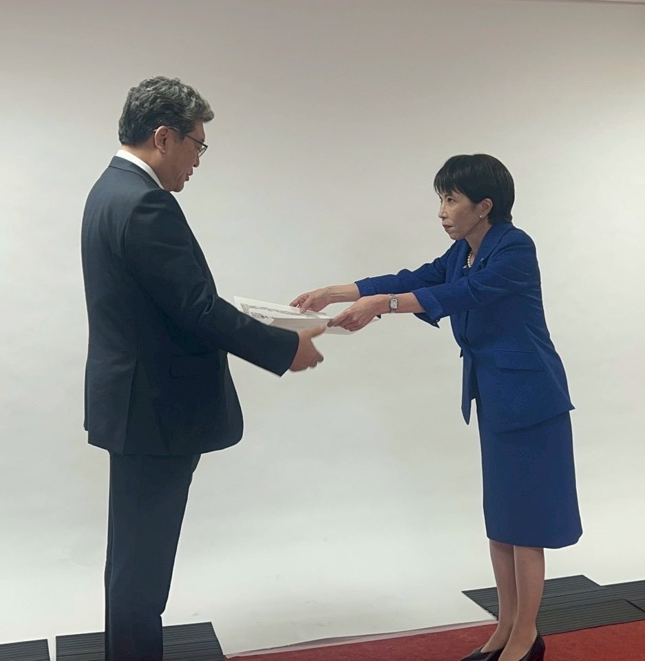 officeofhagiuda's tweet image. 先ほど高市総裁から公認証を頂きました！

「必ず戻ってきて！」と声を掛けてくれました

4年3ヶ月ぶりの公認証　気持ちも新たに頑張ります💪