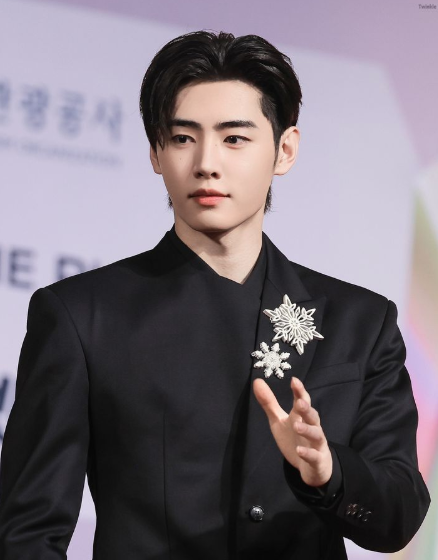 AboutMusicYT's tweet image. ENHYPEN's Sunghoon will reportedly participate in the Olympics torch relay in Milan.