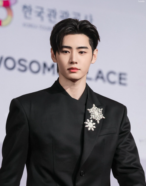 AboutMusicYT's tweet image. ENHYPEN's Sunghoon will reportedly participate in the Olympics torch relay in Milan.