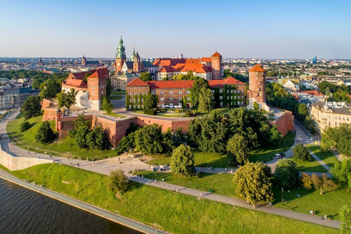 algoritmunte's tweet image. I was lucky enough to visit Krakow with a Polish friend some years back.

We went to Wawel Castle, where I saw a large painting showing a battle where the Polish repelled Turkish (Ottoman) invaders.
