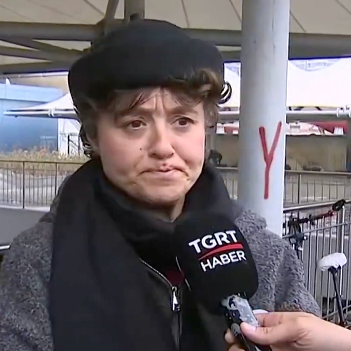 Yasemin Minguzzi, 1 yıl sonra evladının öldürüldüğü yerde:

"Buraya gelmek benim için kolay olmadı; şu an titriyorum. Aşağıya henüz inmedim, sadece uzaktan bakabiliyorum.

Dün açıklanan istinaf kararı hiç hoş değildi. Vicdansızlık…"