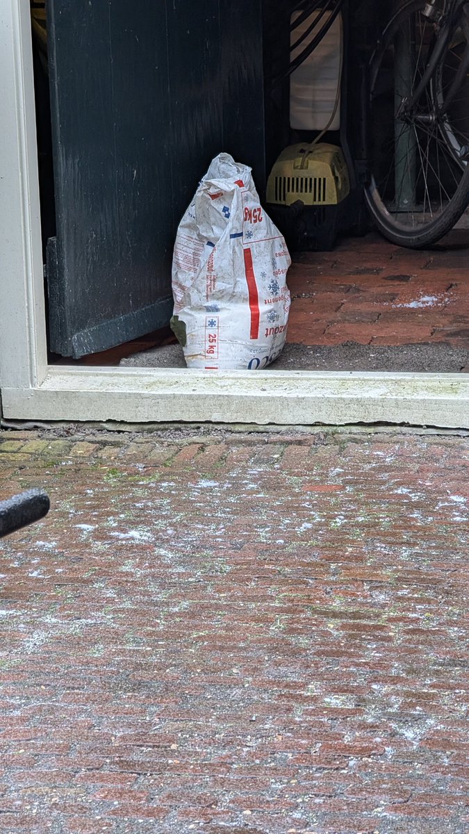 smeerlingantiek's tweet image. Goedemorgen allemaal een fijne vrijdag glijdag.
#ijzel en een zak #zout zijn geen vrienden van elkaar.
Ondanks dat smelten ze voor elkaar.🥶