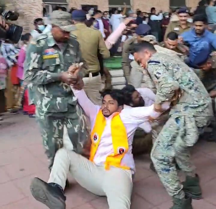 छत्तीसगढ़ के शासकीय दंत महाविद्यालय, रायपुर में शिक्षावृत्ति एवं कॉलेज में व्याप्त अनेक समस्याओं को लेकर अभाविप ने विद्यार्थियों को एकजुट करते हुए शांतिपूर्ण प्रदर्शन किया। किंतु महाविद्यालय प्रशासन के इशारों पर पुलिस प्रशासन द्वारा कार्यकर्ताओं एवं विद्यार्थियों की गिरफ्तारी की
