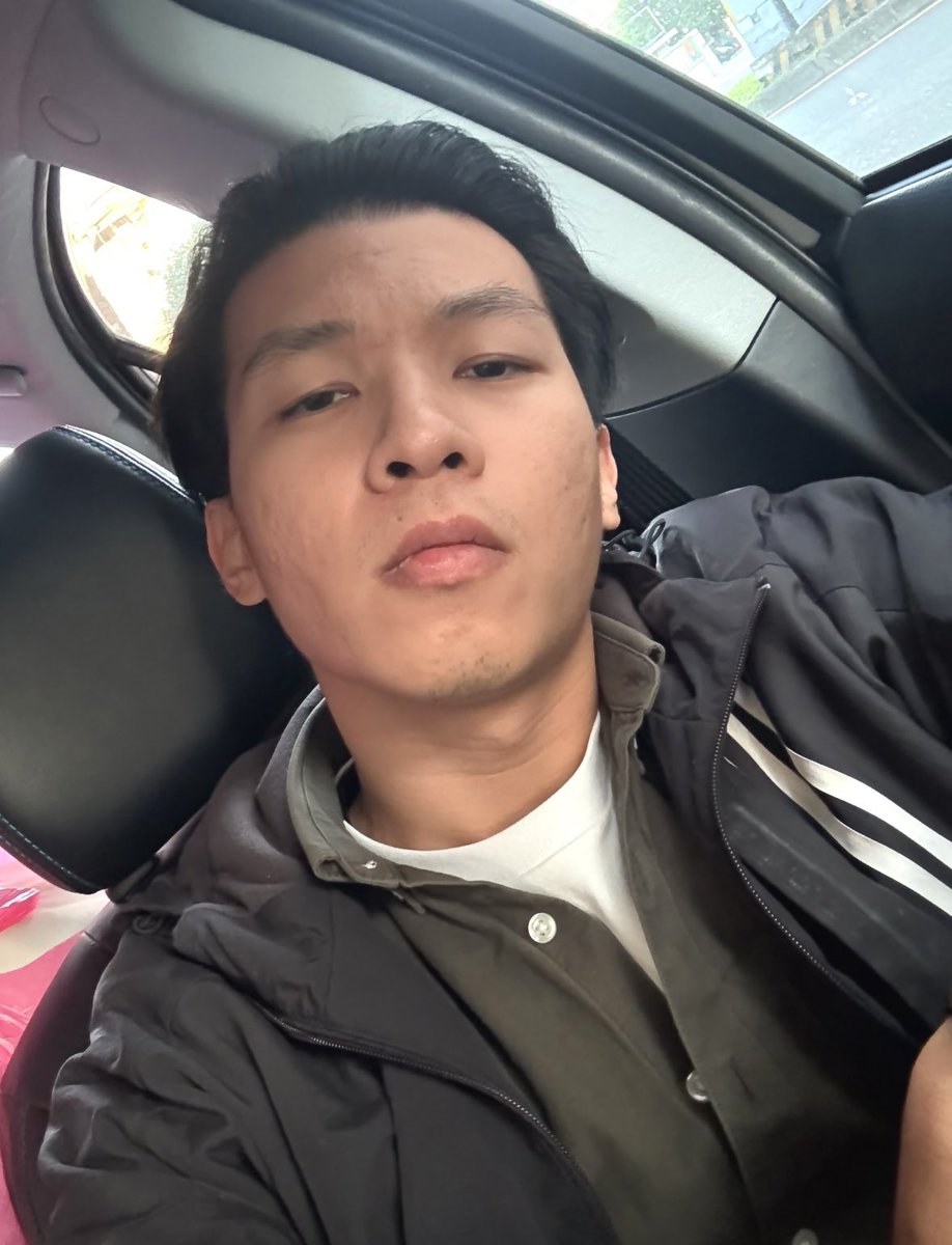 拍照不是擺醜表情
就是不知道在兇三小
忙到現在才吃飯
好餓
生理跟心理