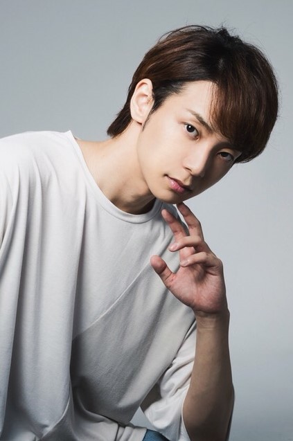 I.ADORE｜キャラクターPV公開👀ˊˎ˗
5人目は...

──〚禍福 招多(カフク ショウタ)〛──

CVは #橘龍丸 (<a href="/tachibana4211/">橘龍丸</a>) さんが担当‼️

🎥キャラクターPV
youtu.be/ogYJYyJHgIM

プロジェクト始動まであと5日⟡.·
チャンネル登録はこちらから
📲⌇x.gd/JSkh3

#アイアド