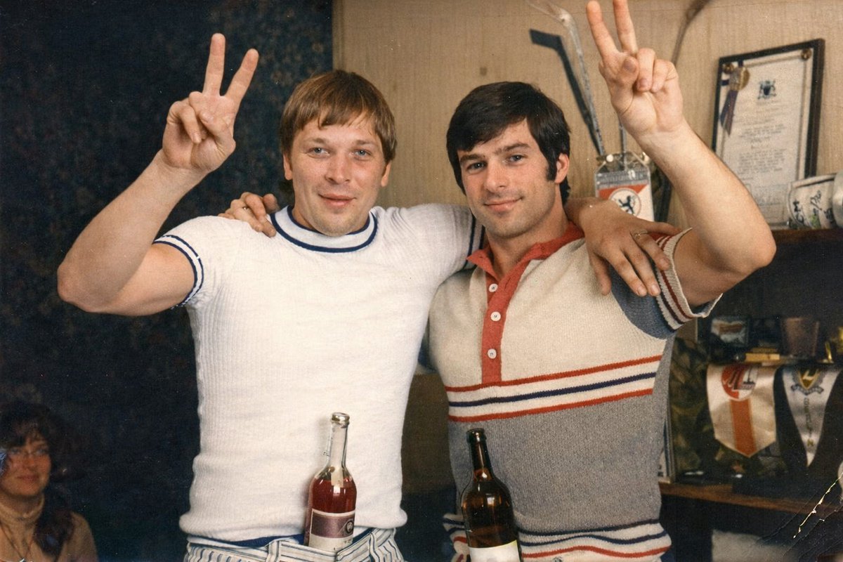 Александр Мальцев и Валерий Харламов отмечают очередную победу. 1975 г.