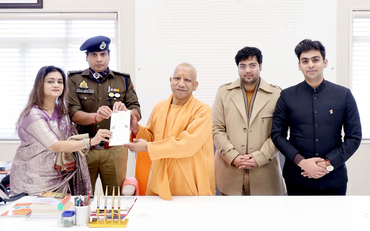 मुख्यमंत्री श्री <a href="/myogiadityanath/">Yogi Adityanath</a> जी महाराज से आज लखनऊ में जनपद मुजफ्फरनगर के वरिष्ठ पुलिस अधीक्षक श्री संजय कुमार वर्मा जी ने शिष्टाचार भेंट की।

इस अवसर पर उनकी पत्नी श्रीमती नीलम राय जी, पुत्र श्री आदित्य जी एवं श्री आर्यन जी भी उपस्थित रहे।