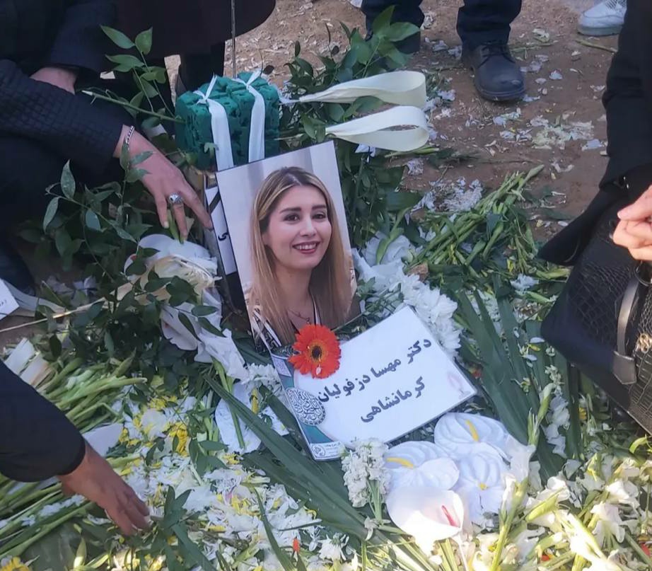 esmaeils1169's tweet photo. تصویری از مراسم تشییع دکتر مهسا دزفولیان کرمانشاهی، دندانپزشک شاغل در منطقه ستارخان تهران که جمعه ۱۹ دی ماه با شلیک مستقیم مزدوران جمهوری اسلامی به قتل رسید.
#IranMassacre 
#IranRevolution2026 https://t.co/8vuGKNYFSM