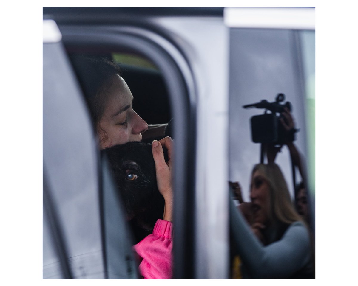 Entre el caos, un instante de calma: Ana abraza a su perro, Boro, que se había escapado tras el descarrilamiento del tren Iryo, el pasado domingo. 

 Jueves 22 de enero en Adamuz, Córdoba.