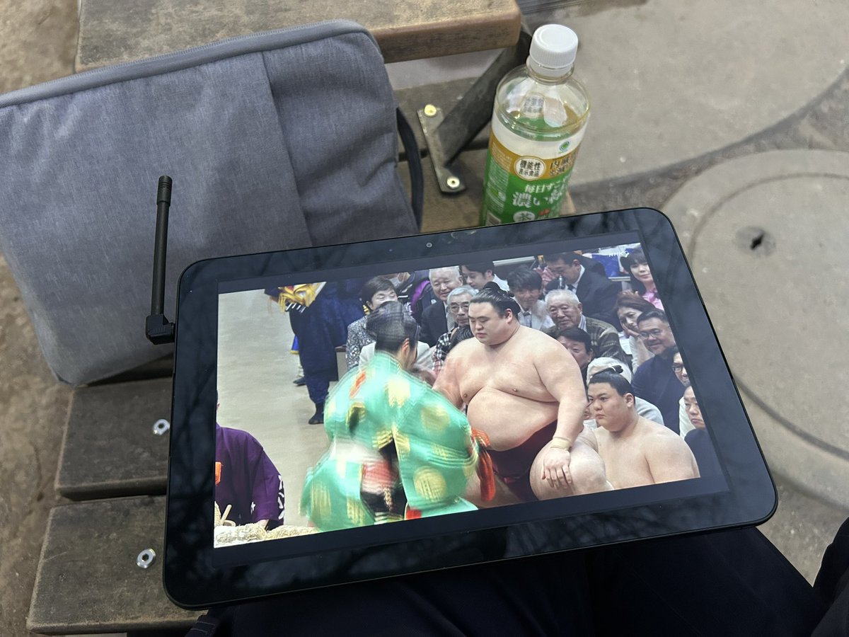 中野から銀座コイン、浅草和泉洞、東京ライトコインにて銀狩り。そして秋葉原にて相撲中継視聴中。先月秋葉原で２９８０円で購入 した格安タブレットですがかなり役に立っています。