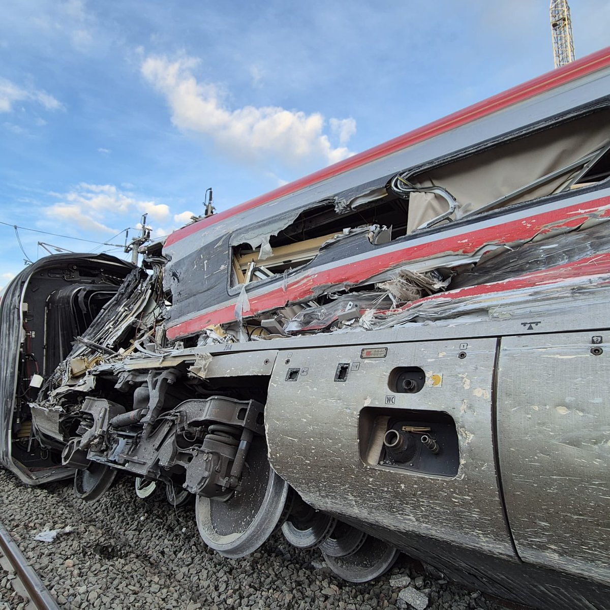 Cada día voy a elegir una barbaridad y desmentirla. Estas son las imágenes del brutal impacto sobre la parte anterior izquierda del coche 7. ¿Por qué dice estas cosas esta gente?¿Qué es lo que persigue?