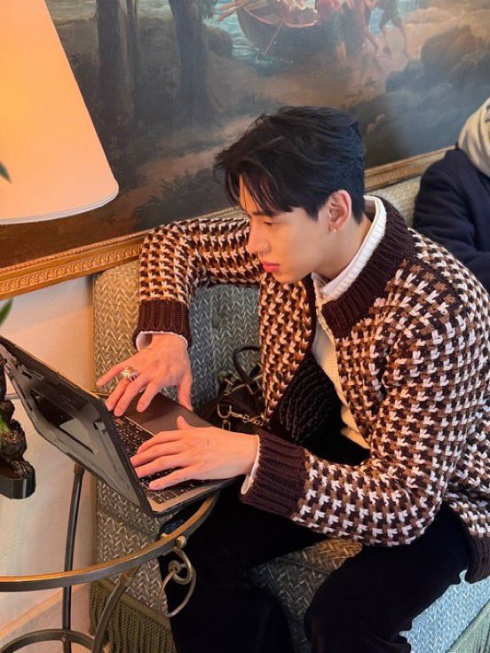 รันเวย์ก็ต้องเดิน รูปก็ต้องถ่าย งานก็ต้องทำ!!!
สมแล้วที่เป็นตัวแบกของค่ายยยยยยย
ฉายา เสาเอกค่ายไม่เกินจริง !!!
55556555555555555555555555555

BAMBAM LOUIS VUITTON MEN SHOW FALL/WINTER 2026
#BamBamxLVMenFW26
#LVMenFW26 #LouisVuitton <a href="/LouisVuitton/">Louis Vuitton</a> 
#BamBam <a href="/BamBam1A/">BamBam</a>