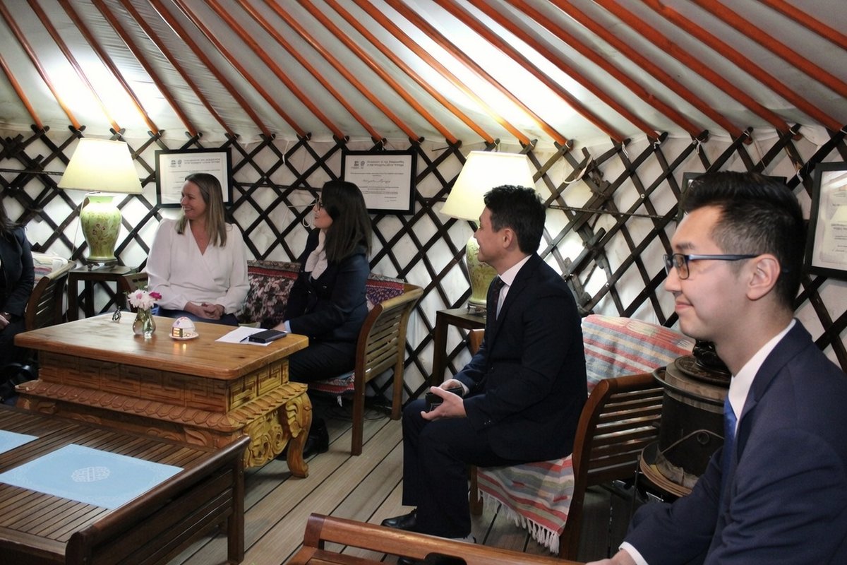 DeMongolie's tweet image. Элчин сайд, Байнгын төлөөлөгч У.Нямхүү I/21-ний өдөр @UNESCO  -гийн дэргэд суугаа @AusAmbUNESCO Австрали Улсын Байнгын төлөөлөгч Грер Алблас   болон тус улсын Уур амьсгалын өөрчлөлт, эрчим хүч, байгаль орчны яамны Дэлхийн өвийн хэлтсийн дарга Мишел Думазелыг хүлээн авч уулзав.