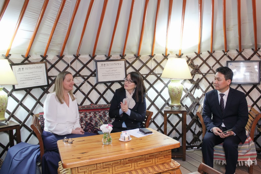 DeMongolie's tweet image. Элчин сайд, Байнгын төлөөлөгч У.Нямхүү I/21-ний өдөр @UNESCO  -гийн дэргэд суугаа @AusAmbUNESCO Австрали Улсын Байнгын төлөөлөгч Грер Алблас   болон тус улсын Уур амьсгалын өөрчлөлт, эрчим хүч, байгаль орчны яамны Дэлхийн өвийн хэлтсийн дарга Мишел Думазелыг хүлээн авч уулзав.