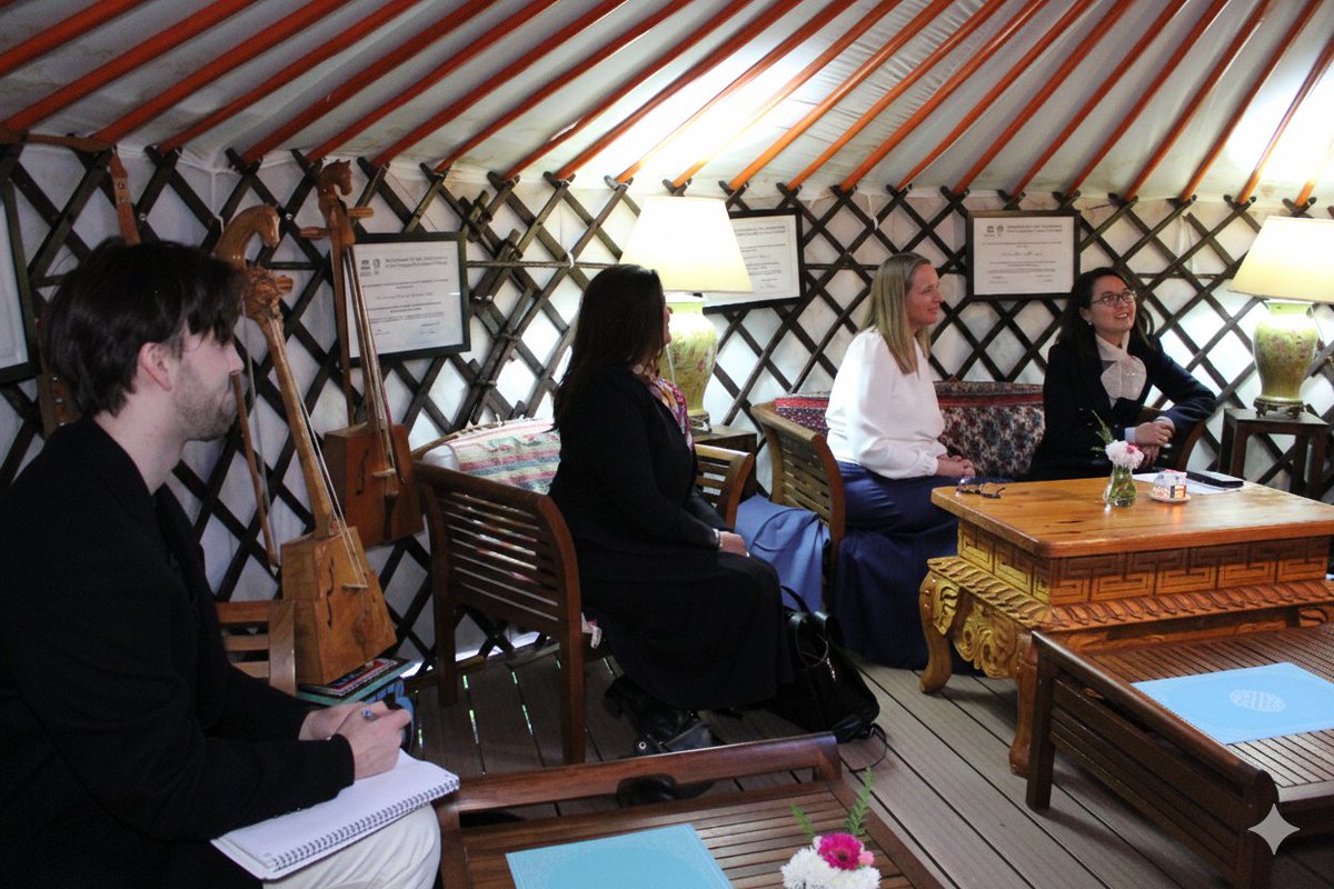 DeMongolie's tweet image. Элчин сайд, Байнгын төлөөлөгч У.Нямхүү I/21-ний өдөр @UNESCO  -гийн дэргэд суугаа @AusAmbUNESCO Австрали Улсын Байнгын төлөөлөгч Грер Алблас   болон тус улсын Уур амьсгалын өөрчлөлт, эрчим хүч, байгаль орчны яамны Дэлхийн өвийн хэлтсийн дарга Мишел Думазелыг хүлээн авч уулзав.